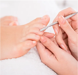 Pedicura, limpieza de uñas sin esmalte